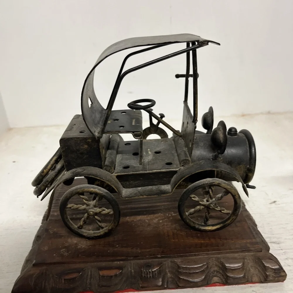 VINTAGE METAL CAST IRON MODEL T FORD WITH CRANK ON WOOD PLAQUE DISPLAY